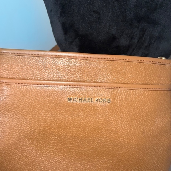Michael kors crossbody bag preloved - Picture 9 of 9